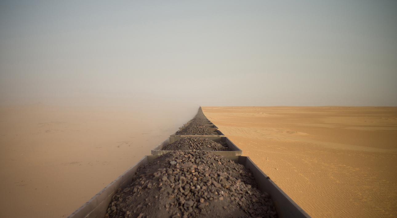 Адриан Герин из Австралии сделал снимок поезда, перевозящего железную руду из одного мавританского города, Нуадибу, расположенного на побережье Атлантического океана, в другой, Зуэрат, в пустыне Сахара.