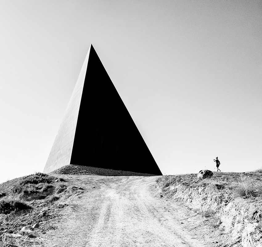 Розария Сабрина Пантано из Италии запечатлела в черно-белом снимке скульптуру «38-я параллель» Мауро Стаччоли — пирамиду в районе Мотта-д’Аффермо на острове Сицилия, построенную в точке, через которую проходит 38-я параллель.