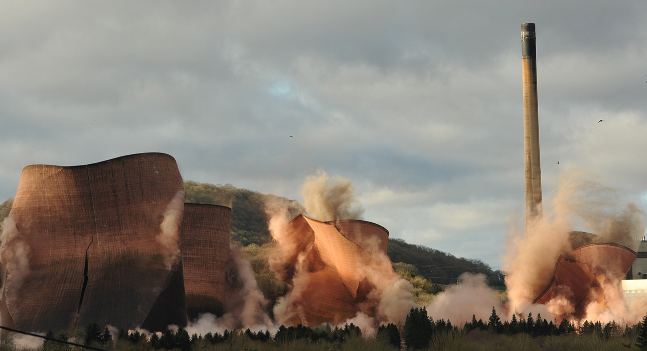 Мгновение, когда градирни электростанции в Шропширни падают при сносе, запечатлено на фото Алека Конны из Великобритании.