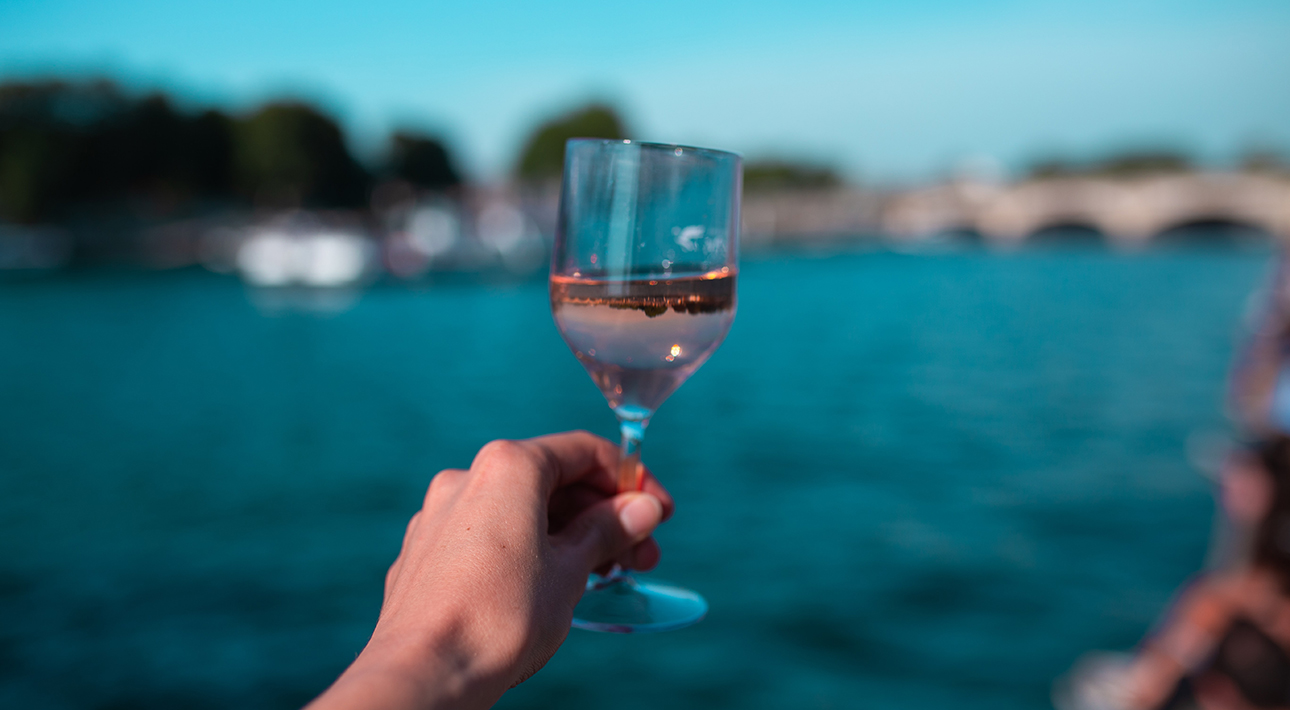 В Париже — не пить: во французской столице запретили употребление алкоголя на берегах Сены и ее каналов