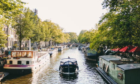 Амстердам запретил размещение туристов в центре города с помощью сервиса Airbnb