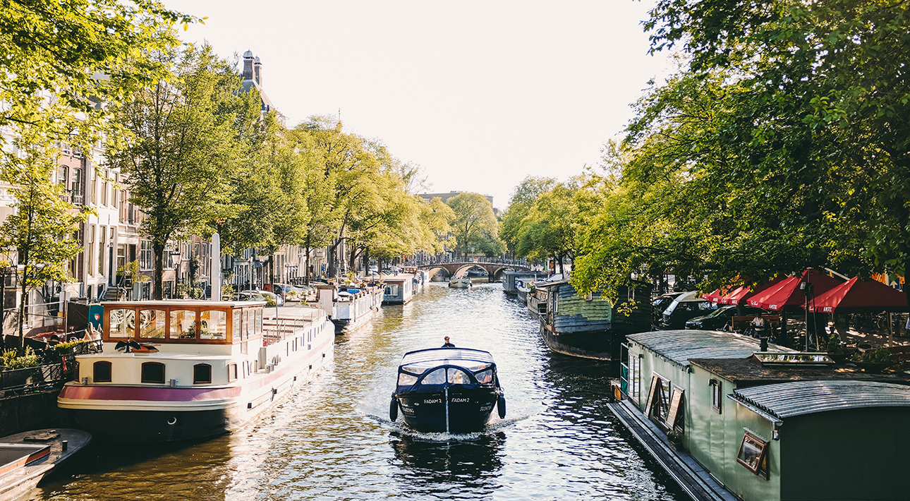 Амстердам запретил размещение туристов в центре города с помощью сервиса Airbnb