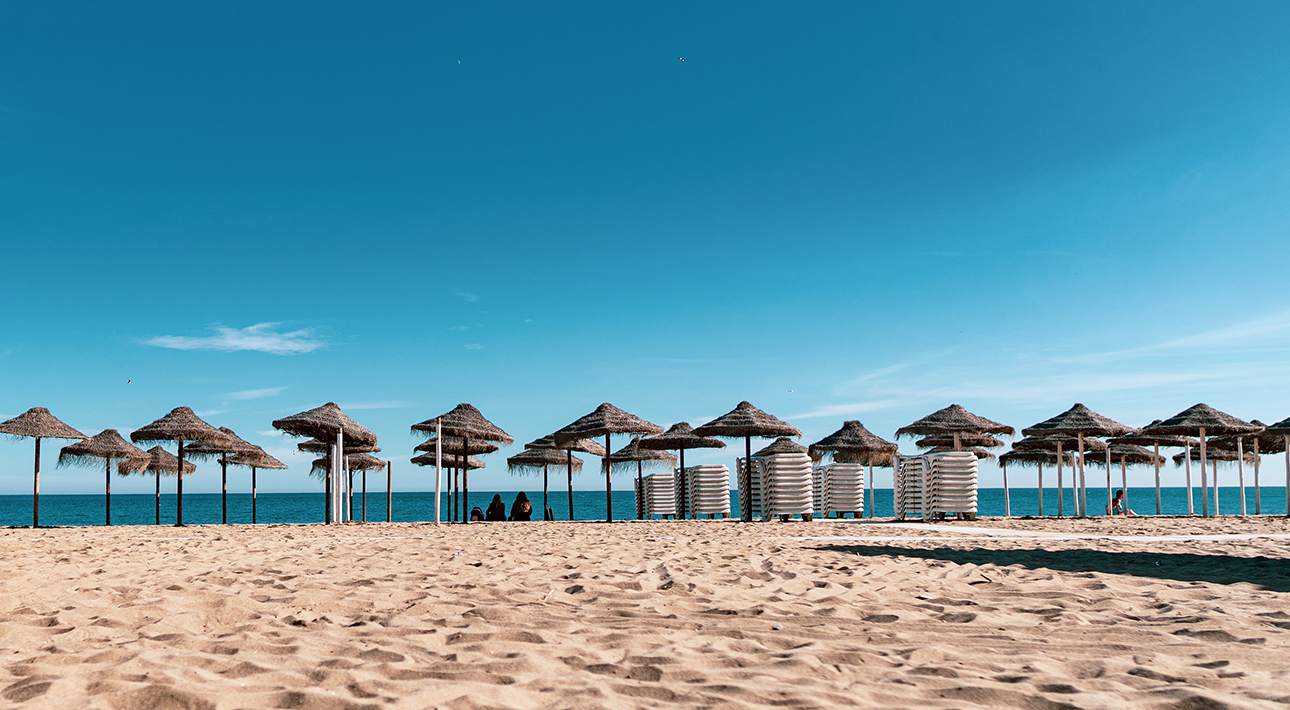 #TravelБизнес: Испания вновь закрывает пляжи, в Дубае появятся российские терминалы для измерения температуры, и другие новости туриндустрии