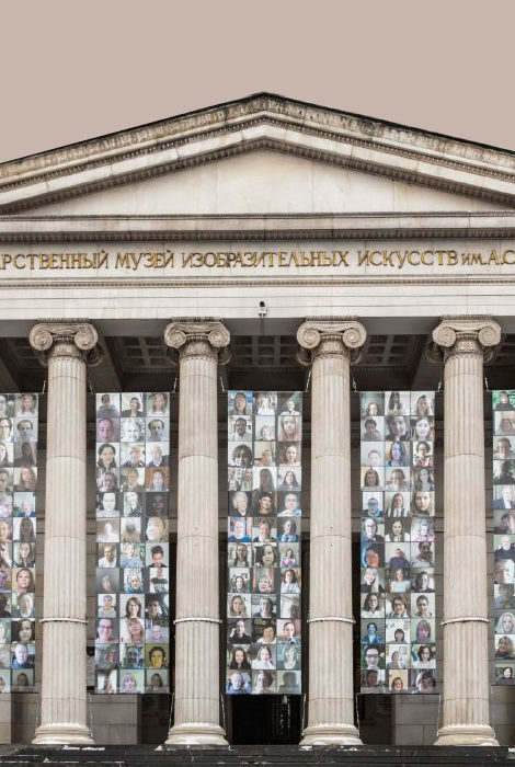 Фото дня: афиши, посвященные сотрудникам ГМИИ им. А.С.&nbsp;Пушкина,&nbsp;&mdash; на&nbsp;фасаде главного здания музея