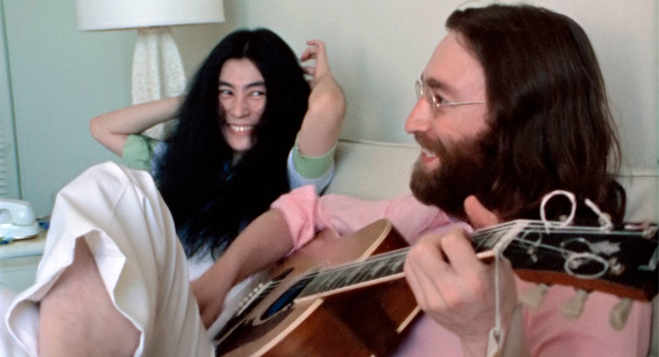 Видео дня: Джон Леннон исполняет песню Give Peace a Chance — запись сделана в 1969 году на Багамских островах