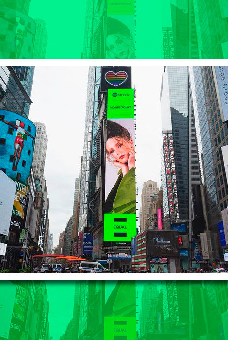 Фото дня: билборд с портретом Монеточки — на Таймс-сквер в Нью-Йорке