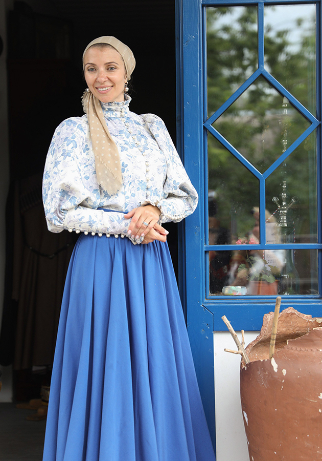 Хозяйка дома — настоящая казачка — в традиционном костюме.