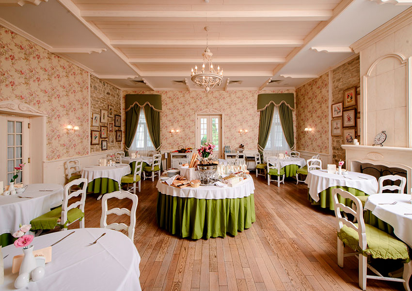 В бутик-отеле «Империал» есть ресторан домашней французской кухни со стильным интерьером и атмосферой Прованса