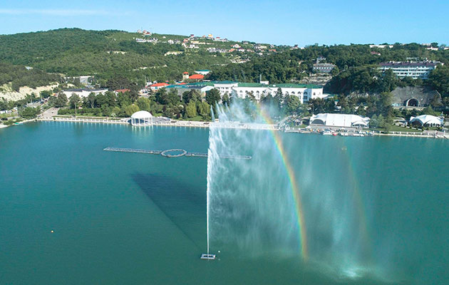 Два года назад на озере Абрау появился новый фонтан — мини-копия знаменитого швейцарского фонтана Же-До на Женевском озере
