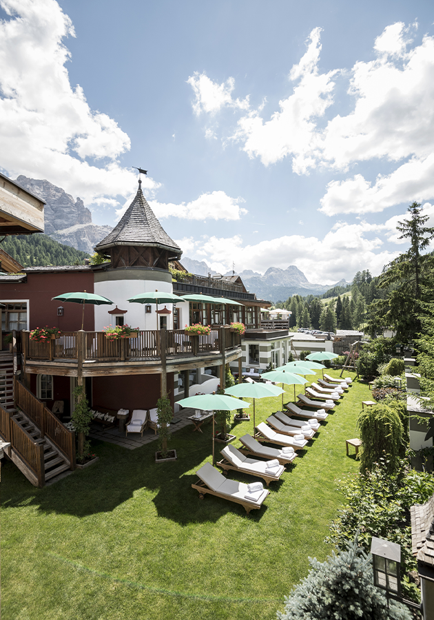 Семейный отель Rosa Alpina в деревеньке Сан-Кассиано в итальянских Доломитовых Альпах