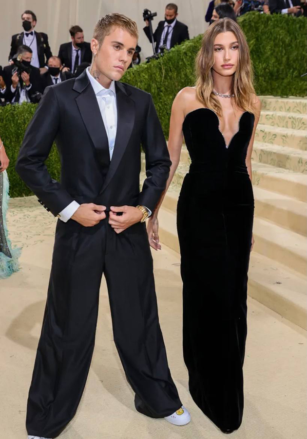 Джастин Бибер в костюме Drew и Хейли Бибер в платье Saint Laurent