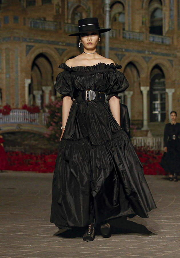 Style Notes: модный дом Dior показал коллекцию Cruise 2023 в Севилье
