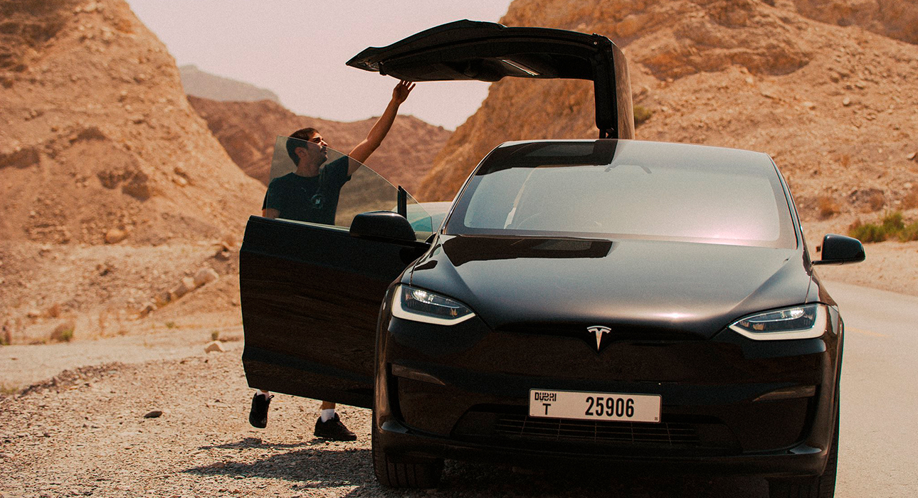 Tesla тестирует свои авто в Дубае — в условиях экстремальной жары