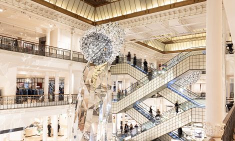PostaАрт: атриум парижского универмага Le&nbsp;Bon Marche украсила инсталляция Субодха Гупты