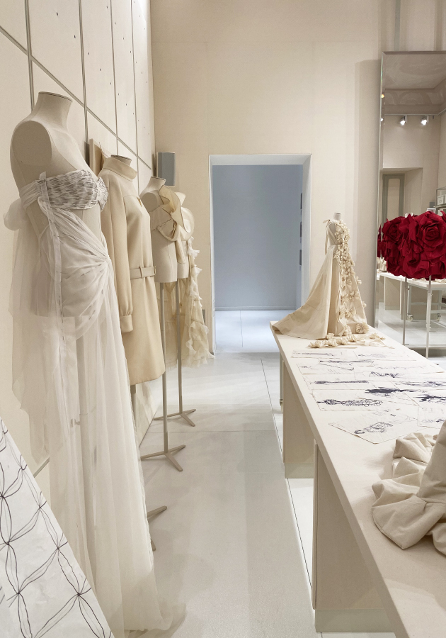 Forever Valentino: в Дохе до 1 апреля открыта выставка, посвященная истории легендарного дома моды