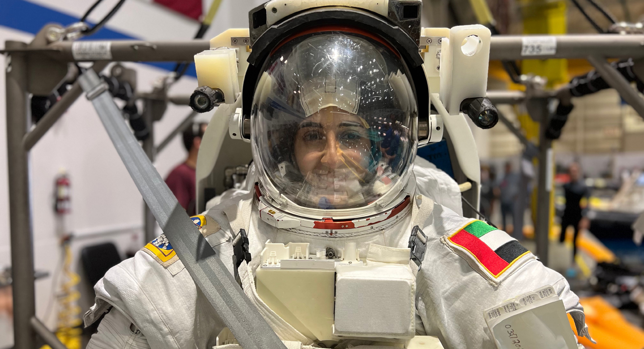 Нура аль-Матруш — будущая первая женщина-астронавт ОАЭ — тренируется для космических выходов в... бассейне