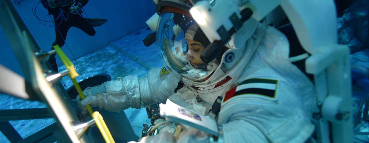 Нура аль-Матруш&nbsp;&mdash; будущая первая женщина-астронавт ОАЭ&nbsp;&mdash; тренируется для космических выходов&nbsp;в... бассейне