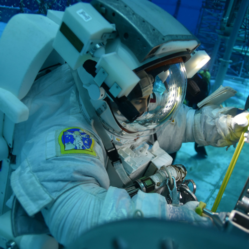 Нура аль-Матруш&nbsp;&mdash; будущая первая женщина-астронавт ОАЭ&nbsp;&mdash; тренируется для космических выходов&nbsp;в... бассейне