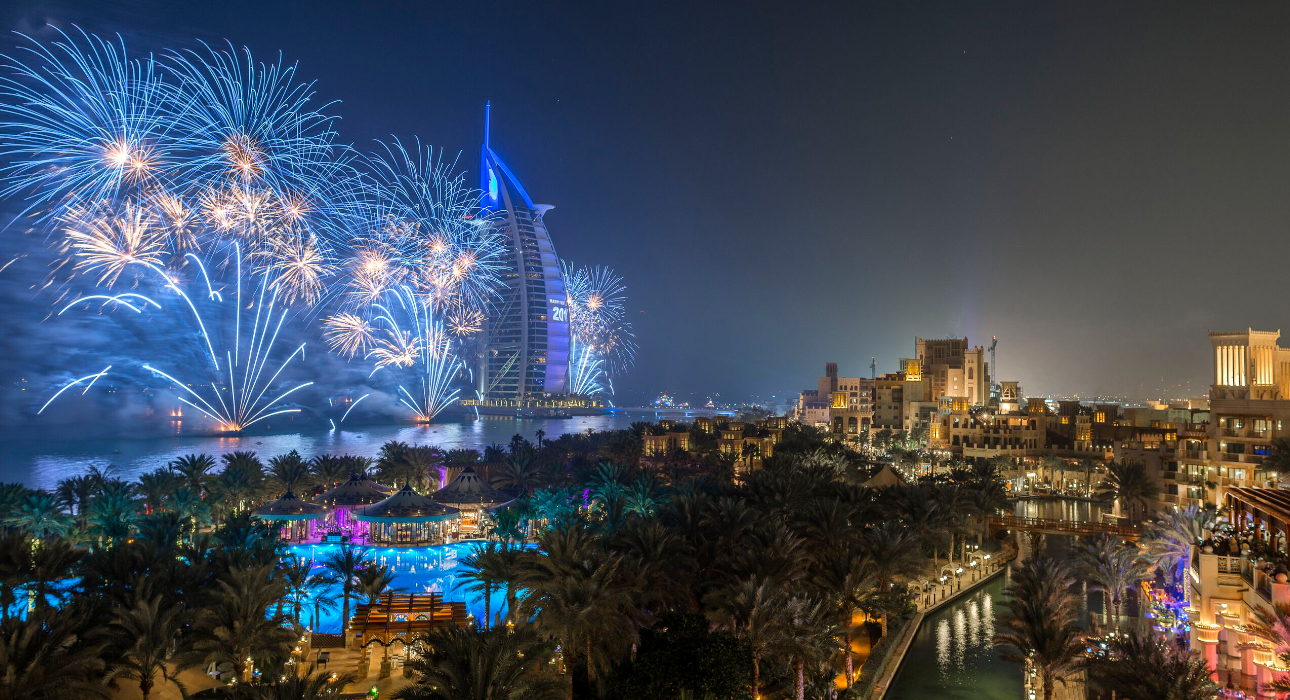 Что делать в Дубае на Новый год? Ярмарка, Санта-Клаус на лодке абра, венецианская карусель и праздничный квест в Madinat Jumeirah