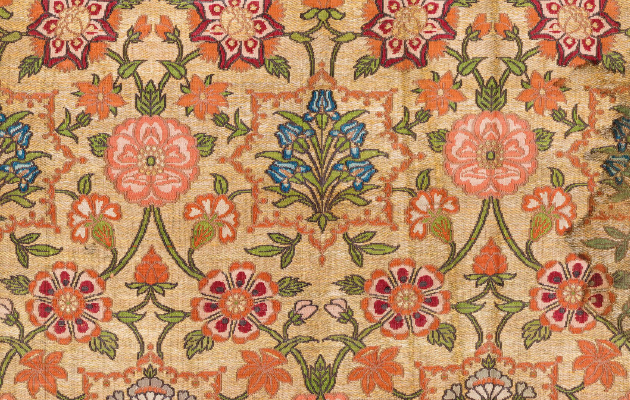 Текстиль с розовыми, красными и синими цветами. Иран, 1700–1722 гг. CE. Шелковые и металлические нити (Фото: © Музей исламского искусства, Доха)